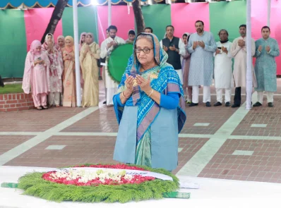 বঙ্গবন্ধুর সমাধিতে শ্রদ্ধা জানিয়ে দোয়া মোনাজাত করেন প্রধানমন্ত্রী শেখ হাসিনা। ছবি: ফোকাস বাংলা