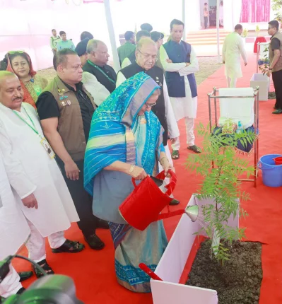 ভেষজ গাছের চারা রোপণ করছেন প্রধানমন্ত্রী শেখ হাসিনা। ছবি: ফোকাস বাংলা