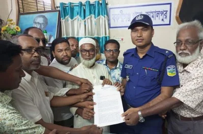 দ্রুত গ্রেপ্তারের দাবিতে পুলিশের কাছে স্মারকলিপি সাংবাদিকদের। ছবি: ইত্তেফাক