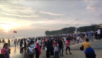 কক্সবাজার সৈমুদ্র সৈকতে পর্যটকদের ভিড়। ছবি: ইত্তেফাক