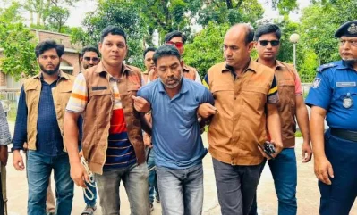 রিমান্ড শেষে প্রধান আসামি বাবু চেয়ারমান। ছবি: ইত্তেফাক