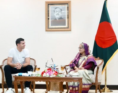 প্রধানমন্ত্রী শেখ হাসিনার সঙ্গে আর্জেন্টাইন তারকা এমিলিয়ানো মার্টিনেজের সাক্ষাত। ছবি: ফোকাস বাংলা