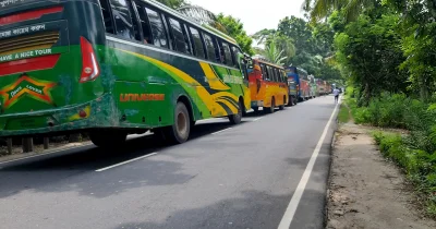 ত্রিমুখী সংঘর্ষের পর ঢাকা-বরিশাল মহাসড়কে যানজট সৃষ্টি হয়। ছবি: ইত্তেফাক