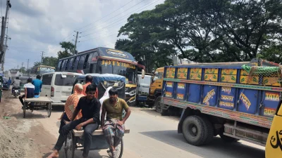 মহাসড়&zwnj;কের চরভাবলা থেকে বঙ্গবন্ধু সেতুপূর্ব টোলপ্লাজা পর্যন্ত এ যানজট সৃষ্টি হয়। ছবি: ইত্তেফাক 