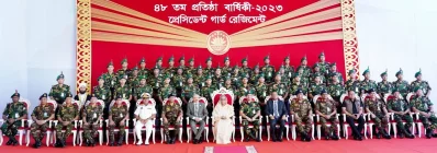 প্রেসিডেন্ট গার্ড রেজিমেন্টের (পিজিআর) সদস্যদের সঙ্গে ছবি তোলেন প্রধানমন্ত্রী। ছবি: ফোকাস বাংলা