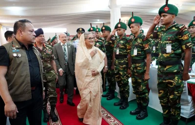 প্রেসিডেন্ট গার্ড রেজিমেন্টের (পিজিআর) সদস্যদের সঙ্গে কুশল বিনিময় করেন প্রধানমন্ত্রী। ছবি: ফোকাস বাংলা