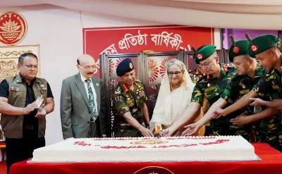 প্রেসিডেন্ট গার্ড রেজিমেন্টের (পিজিআর) ৪৮তম প্রতিষ্ঠাবার্ষিকীর উপলক্ষে কেক কাটের প্রধানমন্ত্রী শেখ হাসিনা। ছবি: ফোকাস বাংলা