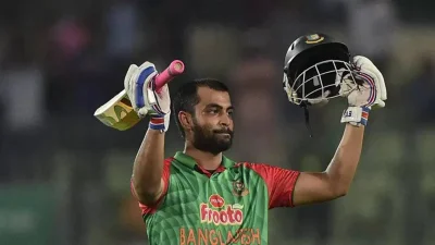 ২০১৫ সালে পাকিস্তানের বিপক্ষে শতকের পর তামিম ইকবাল। 
