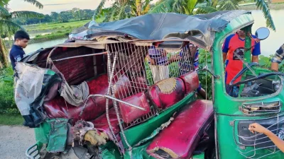দুর্ঘটনায় ক্ষতিগ্রস্ত সিএনজি চালিত অটোরিকশা। ছবি: ইত্তেফাক