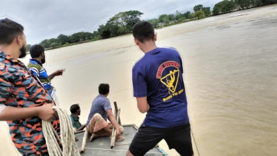 নৌকাডুবির ঘটনার পর ফায়ার সাভির্সের একটি দল উদ্ধার অভিযান চলমান রয়েছে। ছবি: ইত্তেফাক