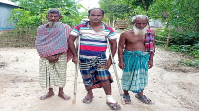  সড়কের কাঁদায় পিছলে পা ভেঙেছে কোরবান আলী। ছবি: ইত্তেফাক