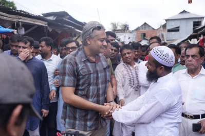 গণসংযোগকালে মোহাম্মদ এ আরাফাত। 
