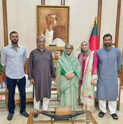 প্রধানমন্ত্রীর সঙ্গে পাপন, মাশরাফি ও তামিম। ছবি: ফোকাস বাংলা