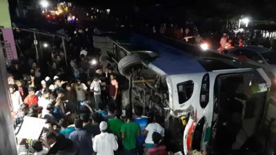 দুর্ঘটনায় উল্টে যাওয়া বাস