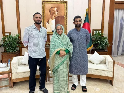 প্রধানমন্ত্রী শেখ হাসিনার সঙ্গে তামিম ও মাশরাফি। ছবি: ফোকাস বাংলা