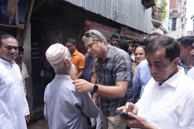 গণসংযোগকালে মোহাম্মদ এ আরাফাত।