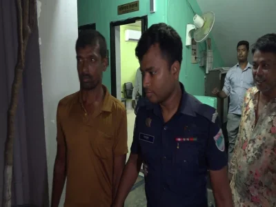 যশোর জেলা পরিবহন সংস্থা শ্রমিক ইউনিয়ন নেতাদের মধ্যস্থতায় আত্মসমর্পণ মিজানুর। ছবি: ইত্তেফাক 