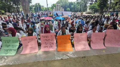 কর্মবিরতিতে পোস্টগ্যাজুয়েট প্রাইভেট ট্রেইনি চিকিৎসকরা। ছবি: আব্দুল গনি