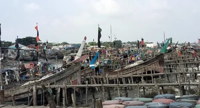 সাগরে মাছ ধরা বন্ধ থাকায় দীর্ঘদিন মাছ ধরার ট্রলারগুলো তীরে বাঁধা আছে। ছবি: ইত্তেফাক