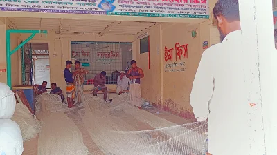 সাগরে মাছ ধরা বন্ধ থাকায় জেলে পল্লীতে অলস সময় পার করছেন অনেকেই। ছবি: ইত্তেফাক