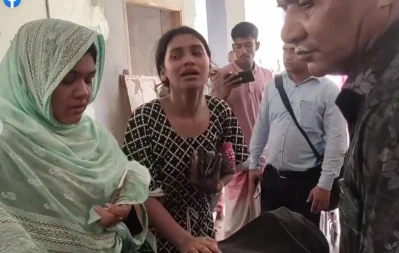 হাসপাতালে লাশের সঙ্গে স্বজনদের ভিড় ও আহাজারি। ছবি: ভিডিও থেকে নেওয়া