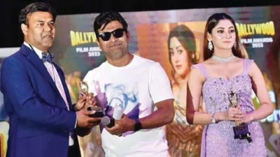 ঢালিউড অ্যাওর্য়াড অনুষ্ঠানে অভিনেতা সায়ীদ বাবু ও পূজা চেরী 