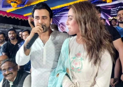ভূঞাপুরে অভিনেতা আফরান নিশো ও নায়িকা তমা মির্জা। ছবি: ইত্তেফাক