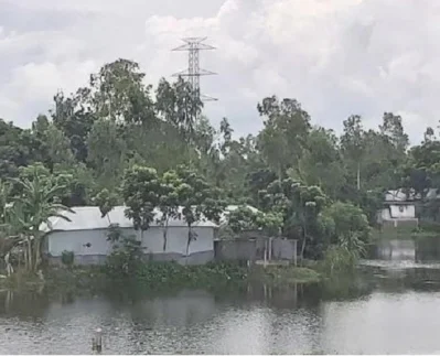 যুমনার পানির বৃদ্ধি সঙ্গে সঙ্গে প্লাবিত হয়েছে সিরাজগঞ্জে ছাতিয়ানতলি এলাকা। ছবি: ইত্তেফাক 