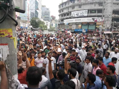 সড়ক অবরোধ করে ব্যবসায়ী ও কর্মচারীদের বিক্ষোভ। ছবি: আব্দুল গনি