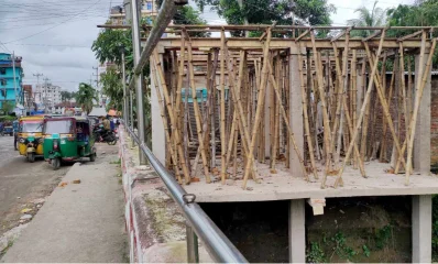 রামগঞ্জ ওয়াপদা বেড়িবাঁধে সরকারি সম্পত্তিতে পাকা ভবন নির্মাণ। ছবি: ইত্তেফাক  