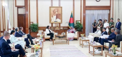 প্রধানমন্ত্রীর সঙ্গে মার্কিন আন্ডার সেক্রেটারি উজরা জেয়ার সাক্ষাৎ। ছবি: পিএমও