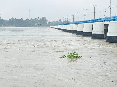 পানি নিয়ন্ত্রণে ব্যারাজের ৪৪টি গেট খুলে দিয়েছে পানি উন্নয়ন বোর্ড। ছবি: ইত্তেফাক 