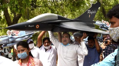 রাফাল চুক্তির বিরুদ্ধে কংগ্রেস কর্মীদের প্রতিবাদ