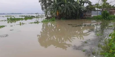 হাতীবান্ধা উপজেলার শত শত পরিবার পানিবন্দী হয়ে পড়েছে। ছবি: ইত্তেফাক 