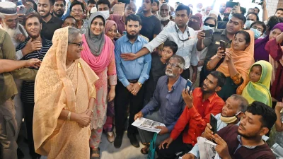 হাসপাতালে সেবা নিতে আসা রোগীদের সঙ্গে কথা বলছেন প্রধানমন্ত্রী। ছবি: ফোকাস বাংলা