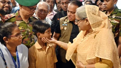 হাসপাতালে এক শিশুর সঙ্গে কথা বলছেন প্রধানমন্ত্রী।ছবি: ফোকাস বাংলা