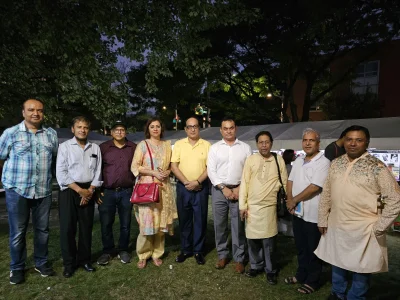 নিউইয়র্ক বইমেলা প্রাঙ্গণে কবি-সাহিত্যিক ও লেখকদের আড্ডা। ছবি-ইত্তেফাক