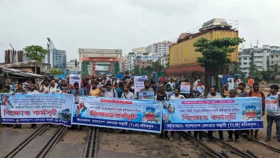 রেলপথ অবরোধ করে অস্থায়ী রেলকর্মীদের বিক্ষোভ। ছবি: আব্দুল গনি