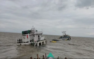ডুবন্ত লাইটার জাহাজ।ছবি: সংগৃহীত