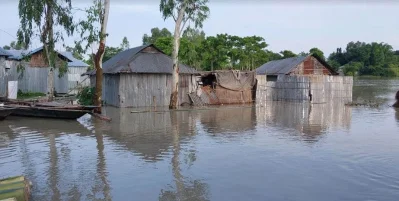 বন্যার পানিতে ডুবে গেছে ঘর-বাড়ি। ছবি: ইত্তেফাক