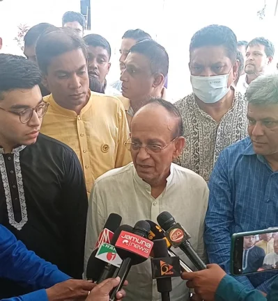 ভোট প্রদান শেষে সাংবাদিকের প্রশ্নের জবাব দিচ্ছেন জেপি চেয়ারম্যান আনোয়ার হোসেন মঞ্জু।। ছবি: ইত্তেফাক 