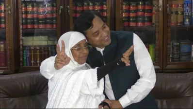 মা জায়েদা খাতুনের সঙ্গে গাজীপুরের সাবেক মেয়র জাহাঙ্গীর আলম। 