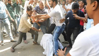 রাস্তায় ফেলে হিরো আলমকে মারধর করছেন কয়েকজন যুবক। ছবি: সংগৃহীত
