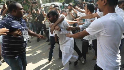 হিরো আলমকে মারধর করছেন কয়েকজন যুবক। ছবি: সংগৃহীত