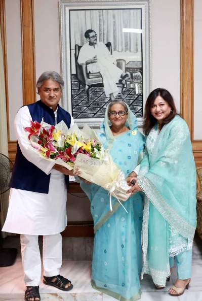 সাক্ষাৎ করতে এসে প্রধানমন্ত্রীকে ফুল দিয়ে শুভেচ্ছা জানান মোহাম্মদ আলী আরাফাত। ছবি: ফোকাস বাংলা