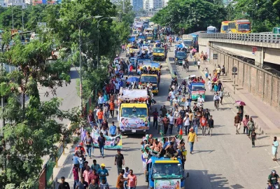 রাজধানীর রামপুরা পার হচ্ছে বিএনপির পদযাত্রা। ছবি: ইত্তেফাক