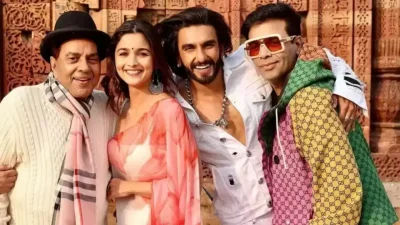 ছবিটিতে আলিয়া-রণবীরের সঙ্গে ধর্মেন্দ্রও অভিনয় করেছেন। ছবি: সংগৃহীত 