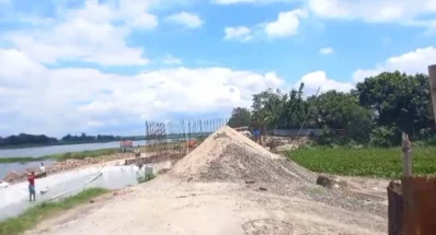 ড্রেজার মেশিন দিয়ে ফেলা বালু। ছবি- ইত্তেফাক