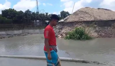 নদী থেকে ড্রেজারের পাইপ দিয়ে বালু নেওয়ার দৃশ্য। ছবি- ইত্তেফাক