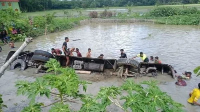 দুর্ঘটনাকবলিত বাস